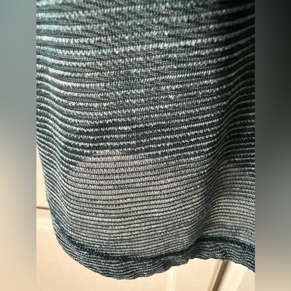 027 LuLuLemon Navy Striped Long Distance Tank - Picture 5 of 5